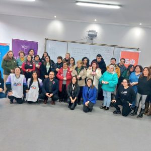 Jóvenes y mujeres dialogan sobre memoria y democracia en encuentro intergeneracional  