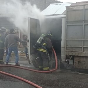 Incendio afectó a camión en calle O’Higgins